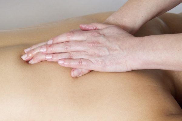Un geste simple pour se sentir bien dans son corps… toucher